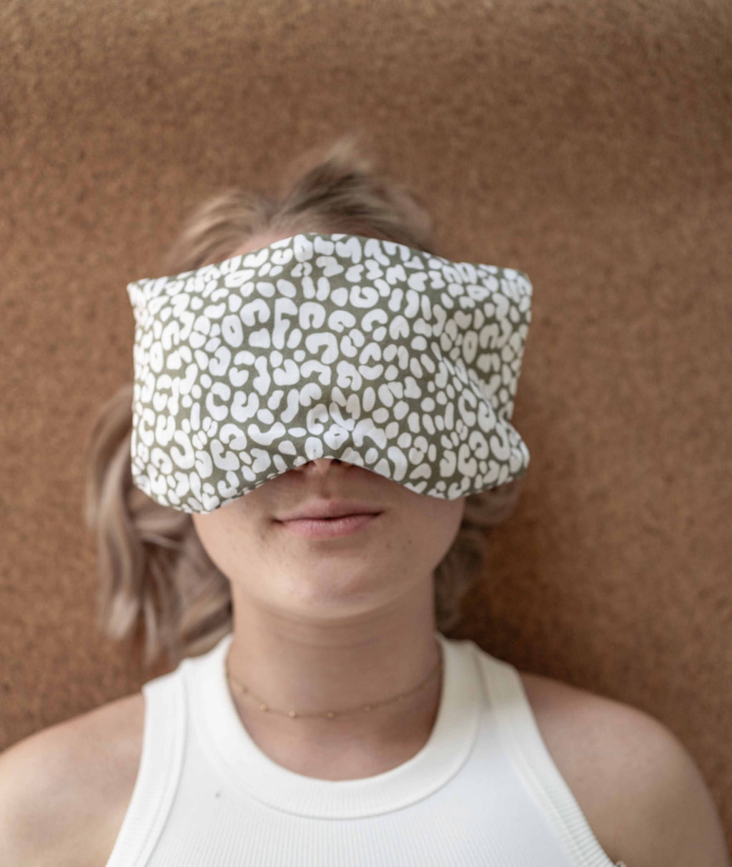 Cuscino per occhi alla salvia con motivo Leone