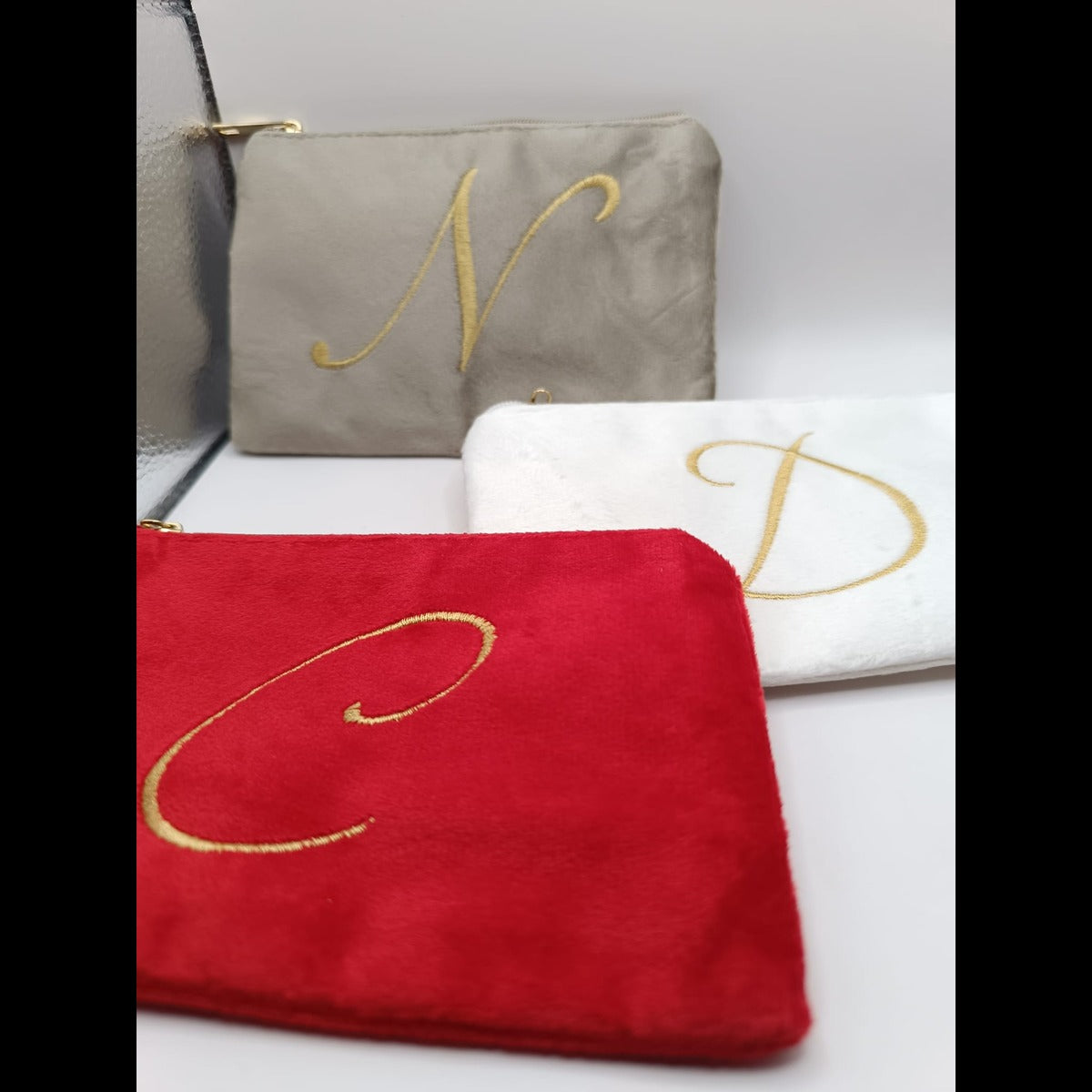 Bustina Velvet con lettera ricamata