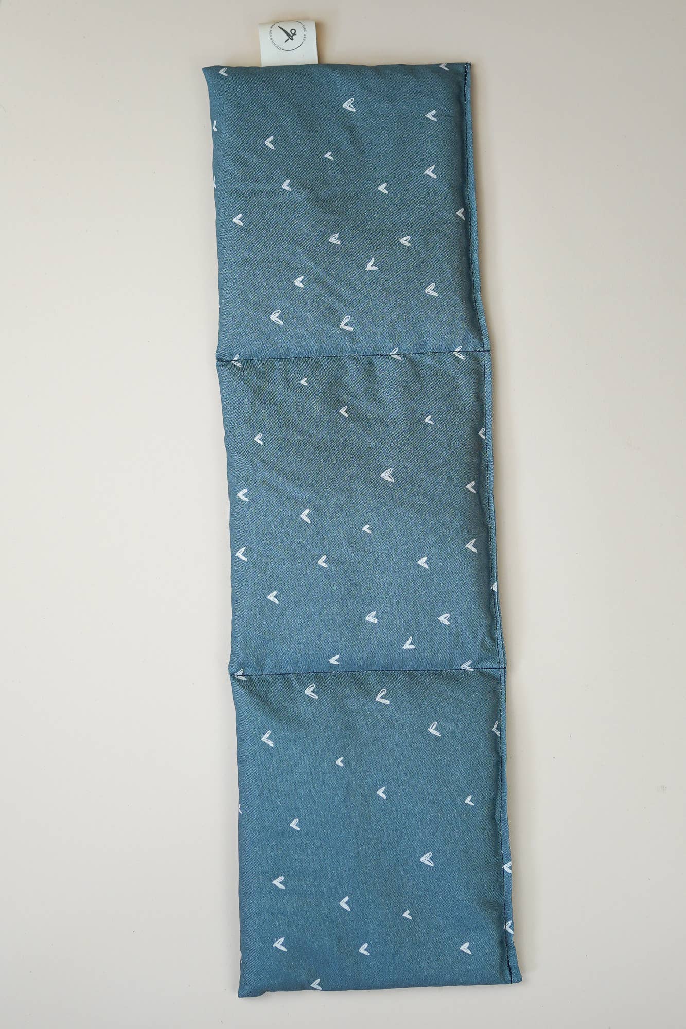 Cuscino termico allungato in cuoricini blu - farro biologico
