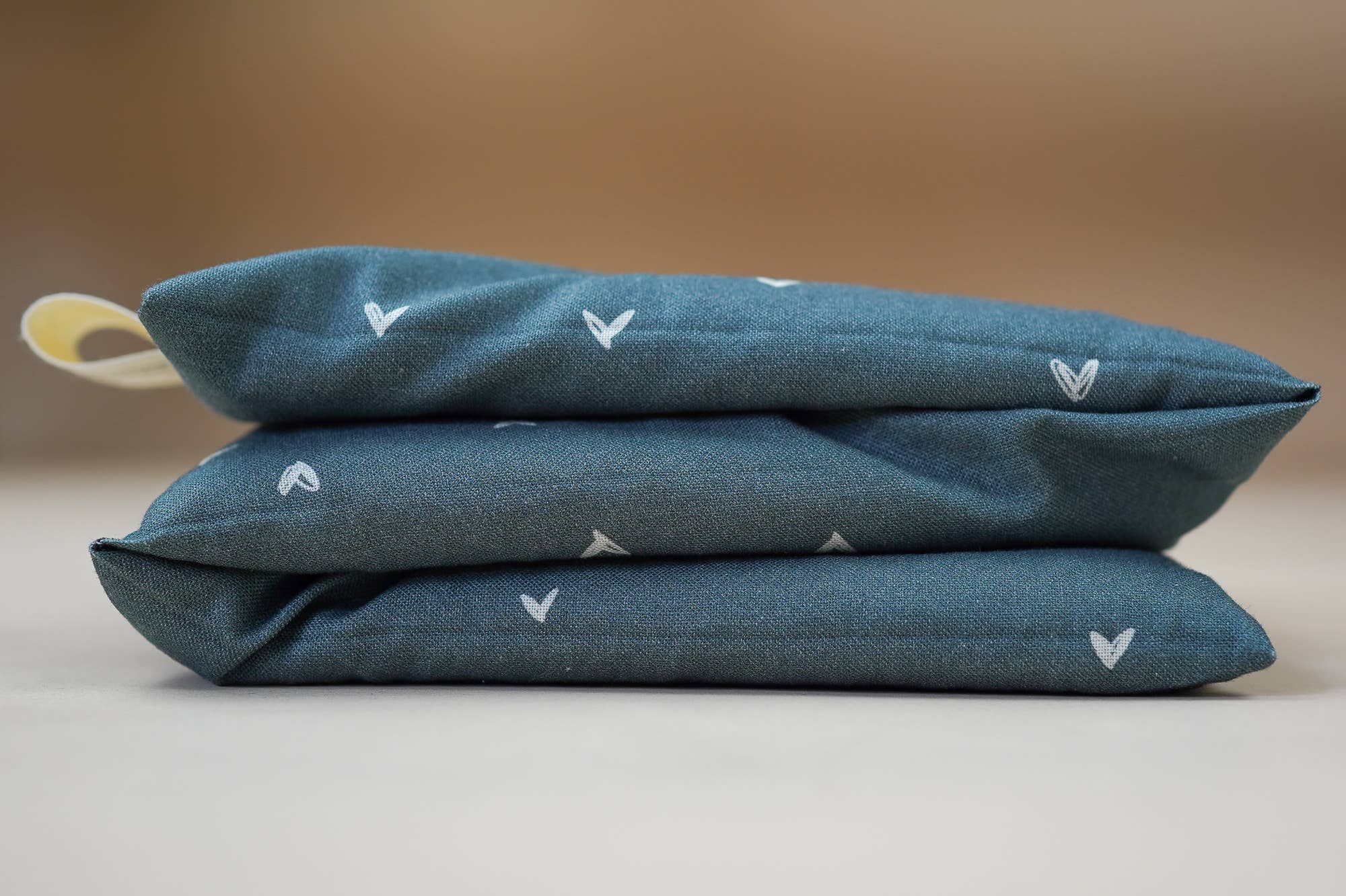 Cuscino termico allungato in cuoricini blu - farro biologico